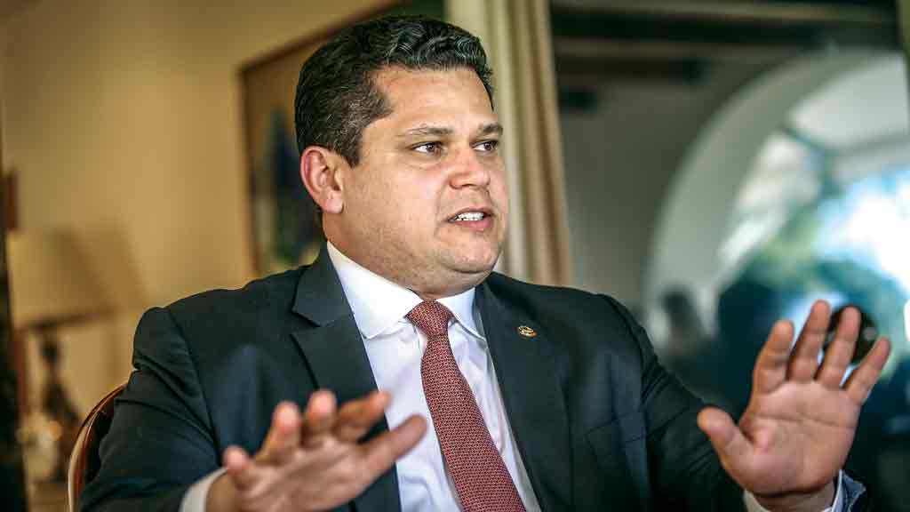 Após vitória de Lula, Alcolumbre muda de lado e passa a apoiar petistas