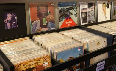 Vendas de vinil ultrapassam as de CD pela primeira vez desde 1987