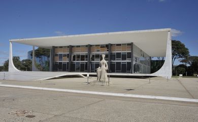 STF derruba prisão especial para quem tem curso superior