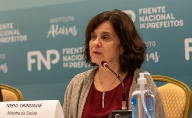 “É hora de intensificar a vacinação”, diz ministra sobre covid-19