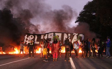 Povo guarani bloqueia rodovia contra marco temporal