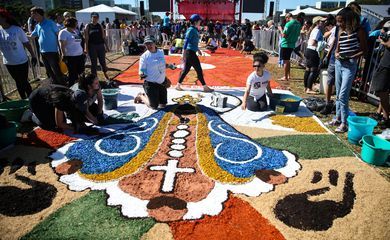 Tapete de Corpus Christi é montado na Esplanada dos Ministérios