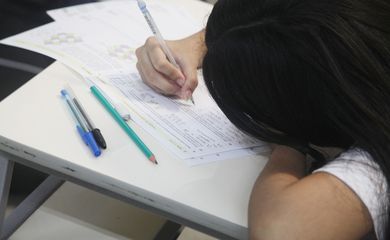 Curso gratuito prepara estudantes de todo o país para o Encceja