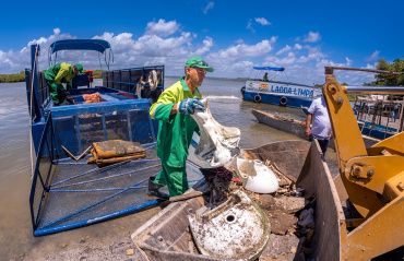 Ecoboats recolheram 400 toneladas de lixo da Lagoa