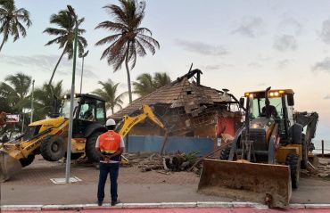 Barraca de praia com risco de colapso após incêndio é demolida
