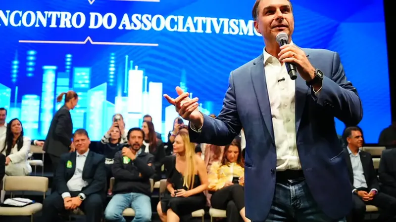 Flávio faz visita ao pai em prisão domiciliar e recebe apoios em SP