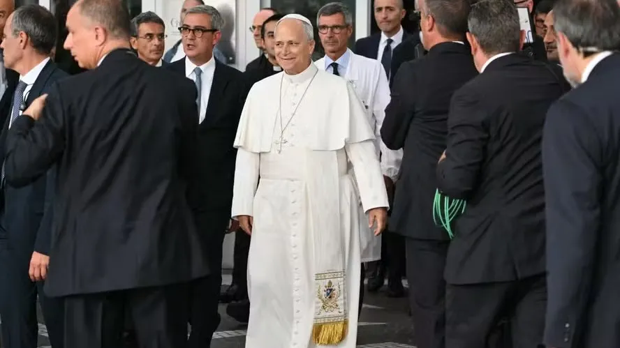 Papa Leão XIV recebe alta hospitalar quatro dias após cirurgia de câncer de pulmão