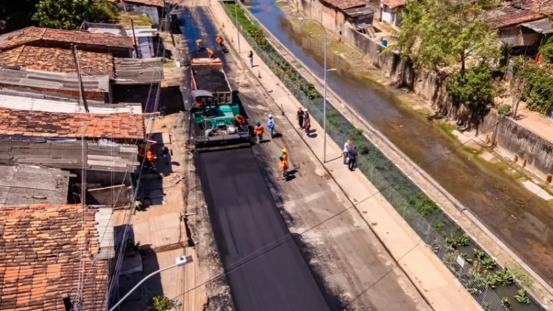 Via principal do Vale do Reginaldo recebe pavimentação