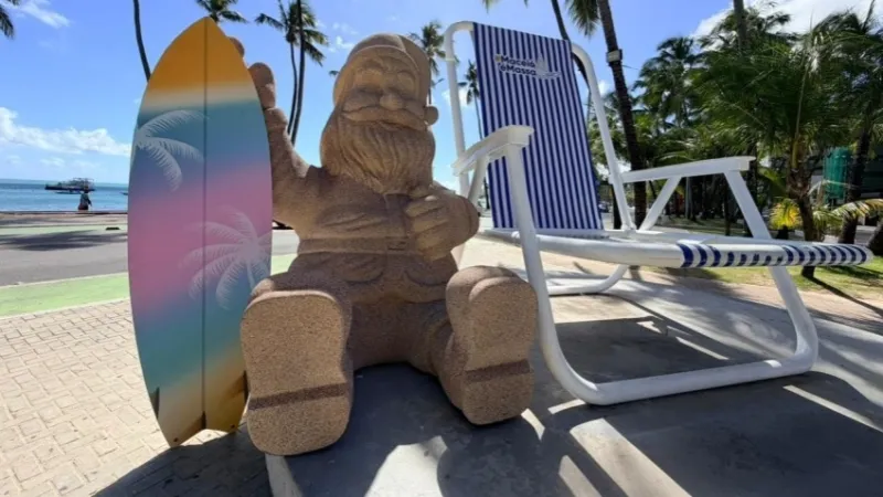 Ilumina instala Papai Noel de "areia" ao lado da Cadeira Gigante para o Natal de Maceió