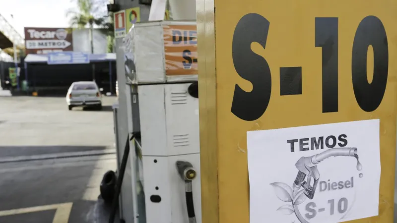Petrobras ajusta preços do diesel para R$ 1,12