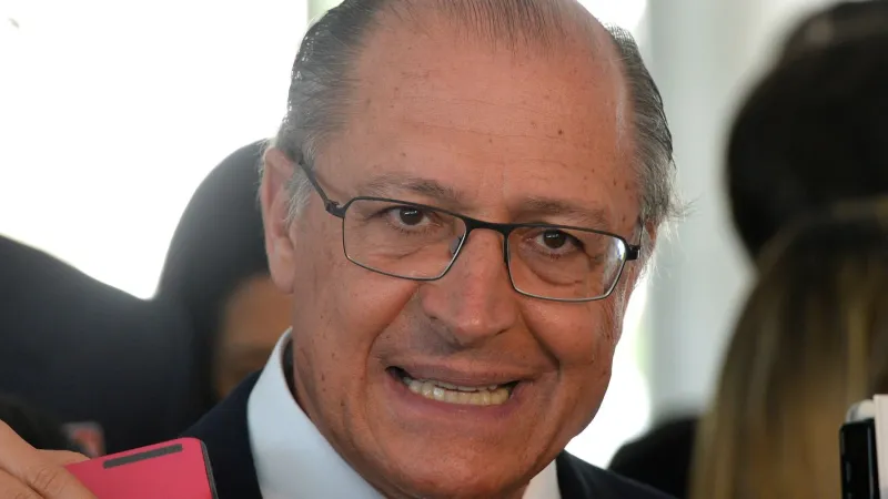 É factoide do clã Bolsonaro para desviar do caso Master, diz Alckmin