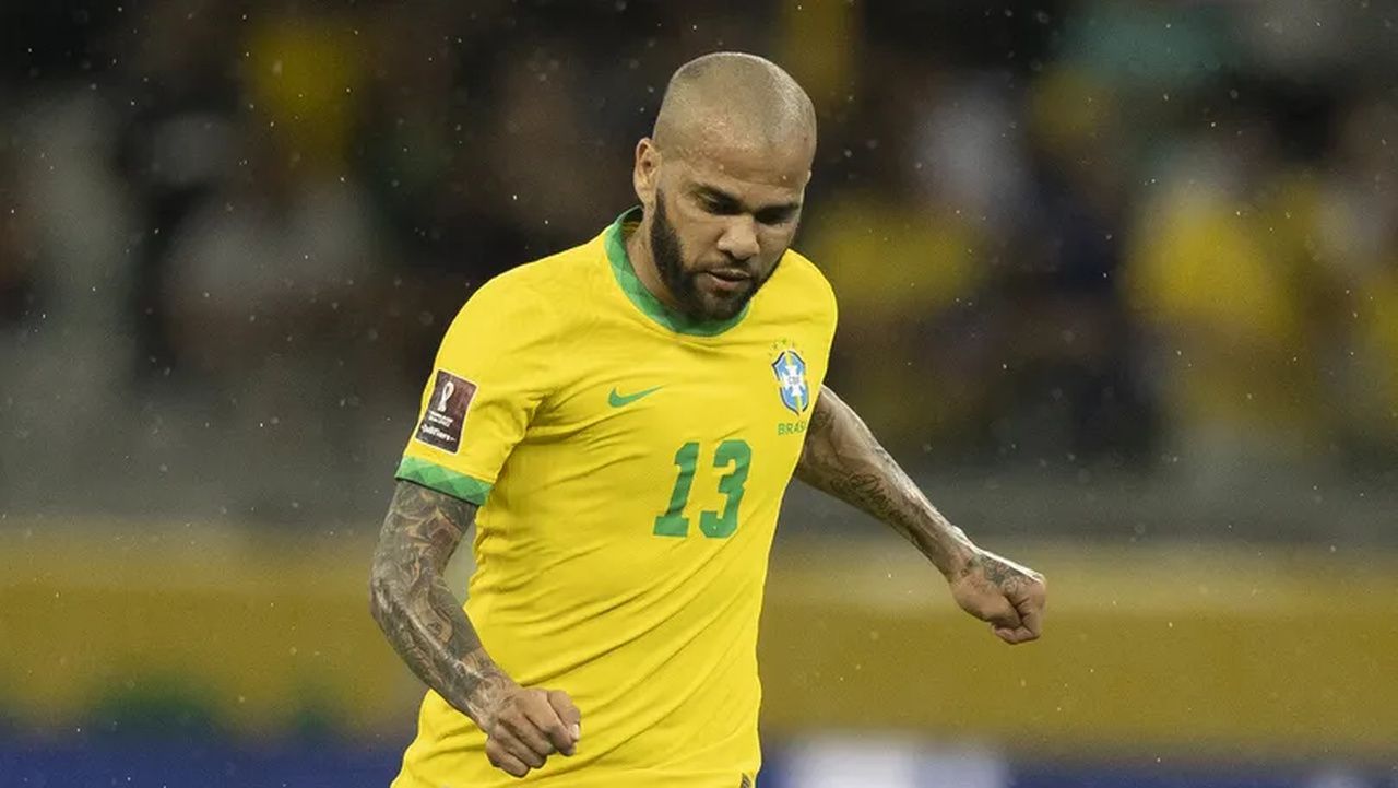 Jogador Dani Alves é detido na Espanha