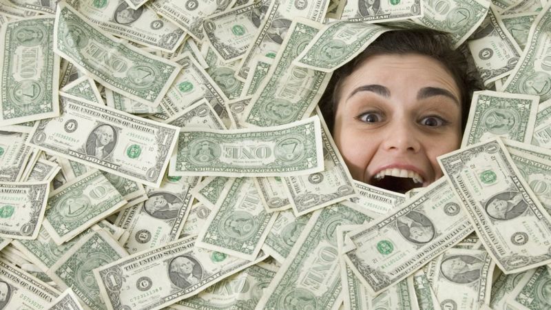 A fórmula matemática que revela até que ponto o dinheiro traz felicidade