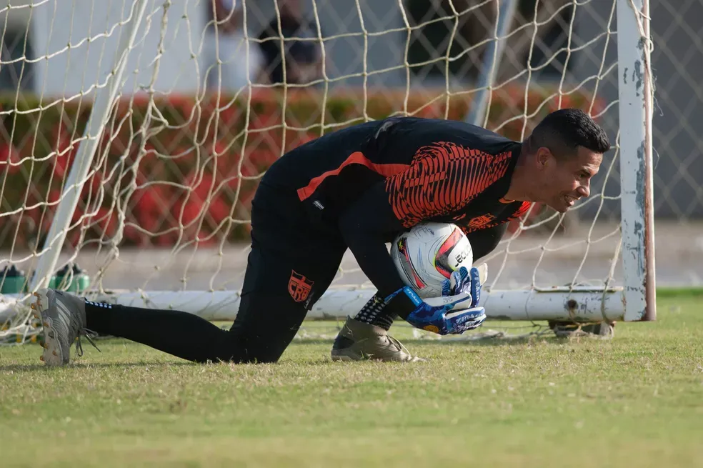 Goleiro do CRB, Diogo Silva lidera ranking de defesas no Brasileiro