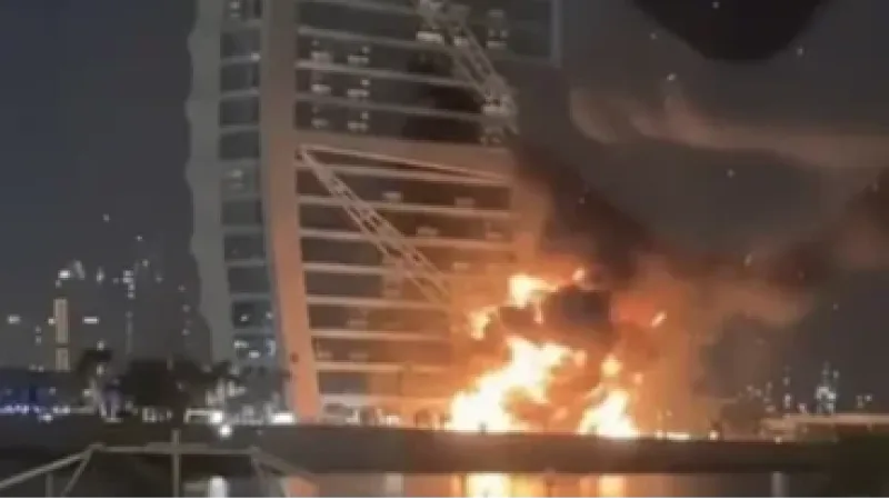 Hotel de luxo Burj Al Arab, em Dubai, é atingido por destroços de drone interceptado