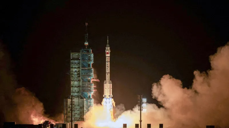 China envia astronauta para missão espacial de um ano
