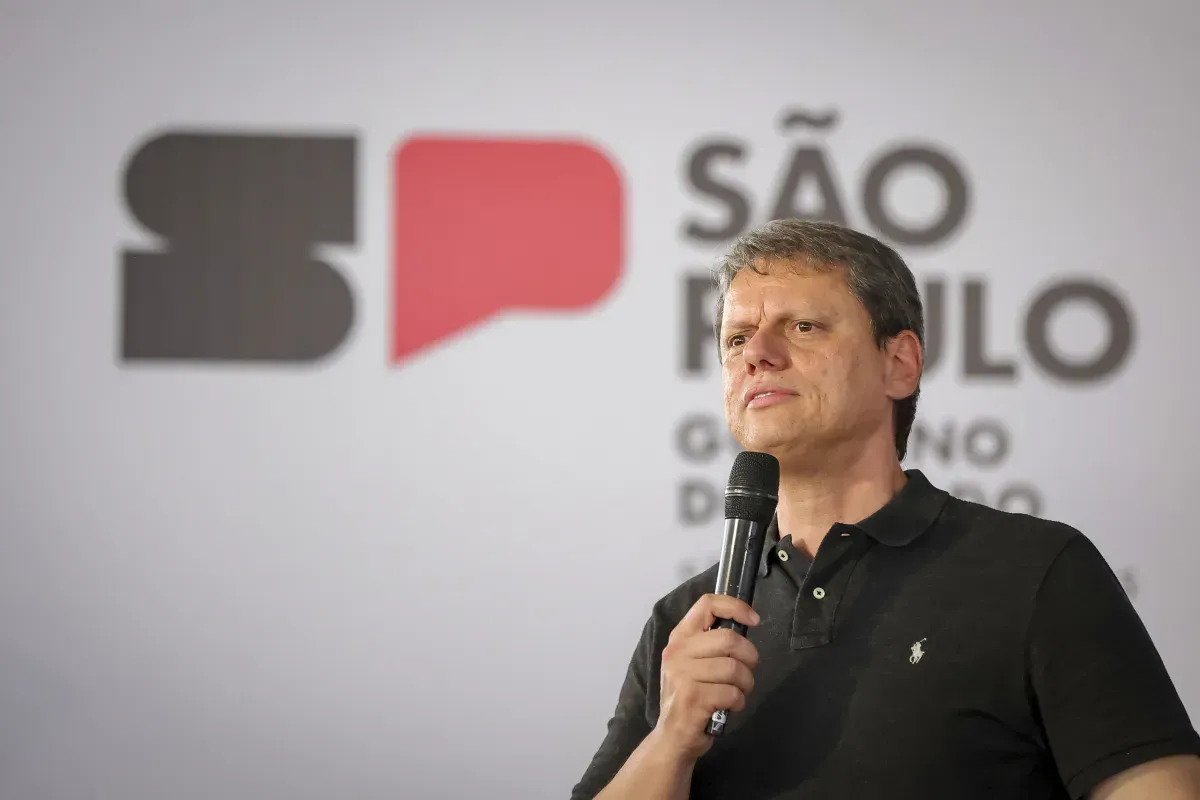 Tarcísio diz que Lula e Trump têm que "sentar e conversar mesmo"