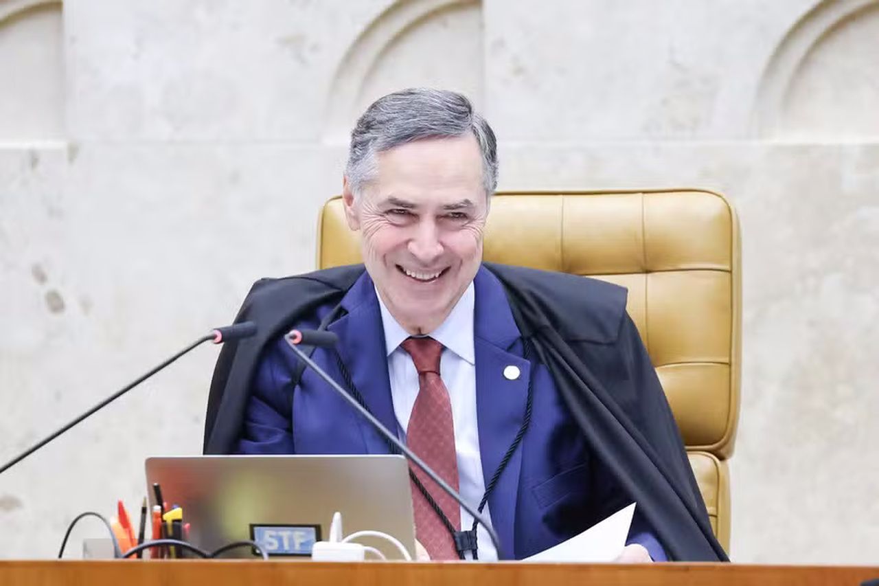 Barroso deixa presidência do STF e, na saída, exalta democracia