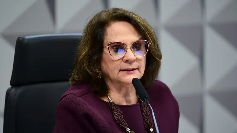 Damares Alves anuncia que está com câncer e encerra sessão no Senado
