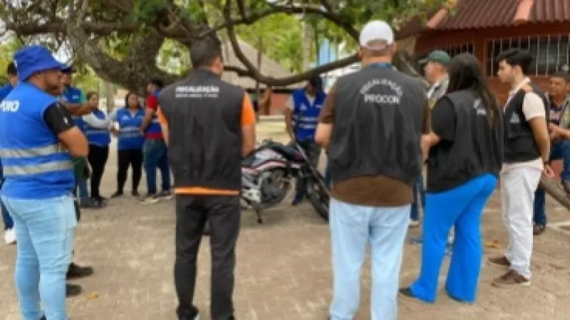 Ambulantes da orla marítima são orientados sobre novas regras para faixa de areia