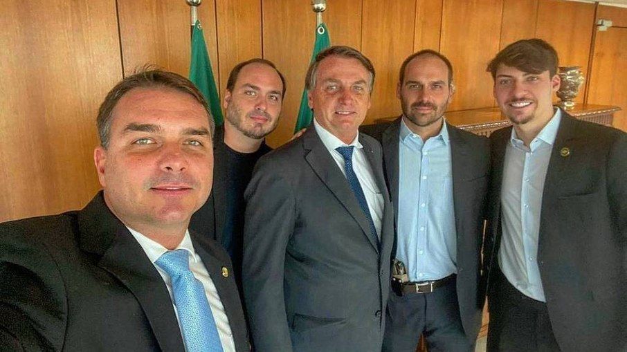 Câmara desmente Flávio sobre licença de Eduardo Bolsonaro