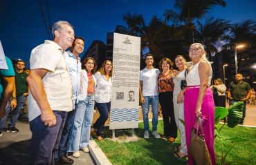 JHC entrega Praça Emílio de Maya revitalizada
