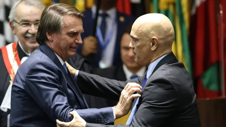 Moraes dá 24 horas para advogados de Bolsonaro explicarem descumprimento de cautelar