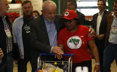 Lula faz reunião com dezenas de movimentos sociais em São Paulo 