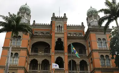 Funcionários da Fiocruz param por reajuste de salário nesta quinta