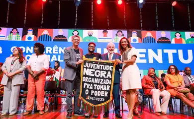 Lula pede jovens politizados e diálogo com quem pensa diferente