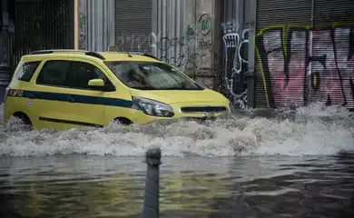 Temporal provoca alagamentos e quedas de árvores no Rio