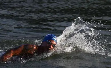 Ana Marcela Cunha briga, mas termina em 4º lugar na maratona aquática