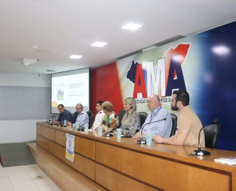 Prefeito Jorge Galvão representa a AMA no encerramento do curso da USP para diretores escolares de 10 municípios Educação