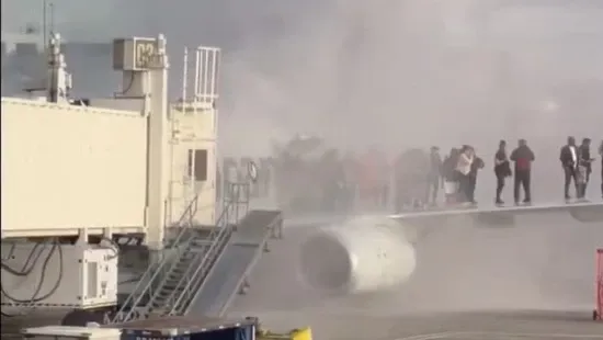 Avião pega fogo em aeroporto de Denver e passageiros fogem para asa