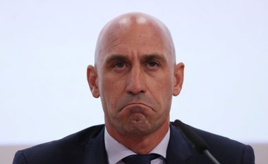 Investigado por beijo, presidente da federação espanhola renuncia