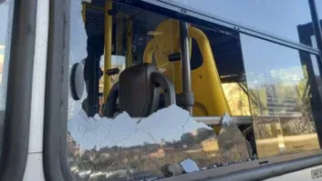 Ataques a ônibus continuam e ferem até criança; polícia investiga elo com empresas