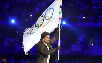 Paris entrega bastão para Los Angeles 2028 no encerramento dos Jogos