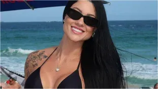Namorada de Belo, Rayane Figliuzzi vende biquínis em praia do Rio de Janeiro