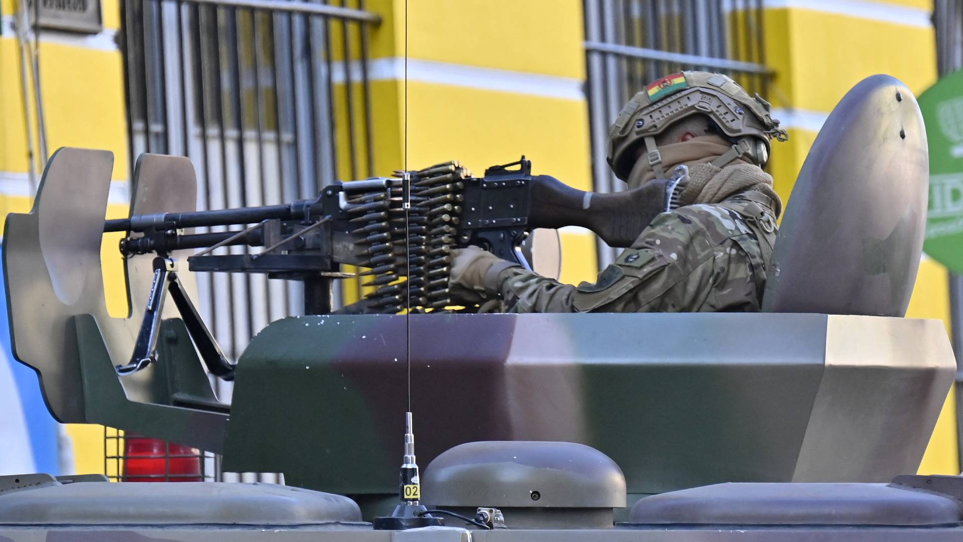 Presidente da Bolívia denuncia invasão do Exército a palácio presidencial; Evo Morales fala em golpe