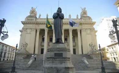 Alerj celebra 50 anos com visita teatralizada no Palácio Tiradentes
