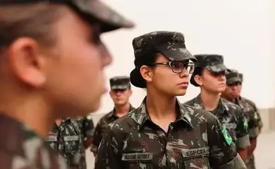 Mulheres poderão se alistar no serviço militar aos 18 anos