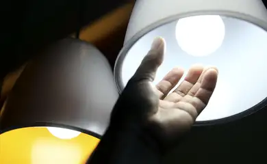 Bandeira tarifária de energia volta a ser verde, sem cobrança extra