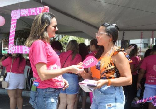 Outubro Rosa: colaboradores do Hospital da Mulher orientam população sobre prevenção ao câncer de mama