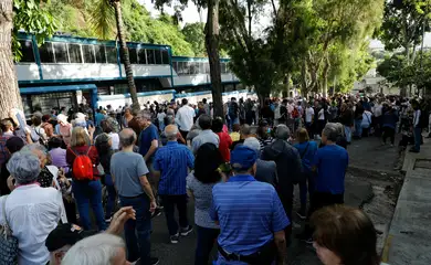 Venezuelanos vão às urnas eleger novo presidente