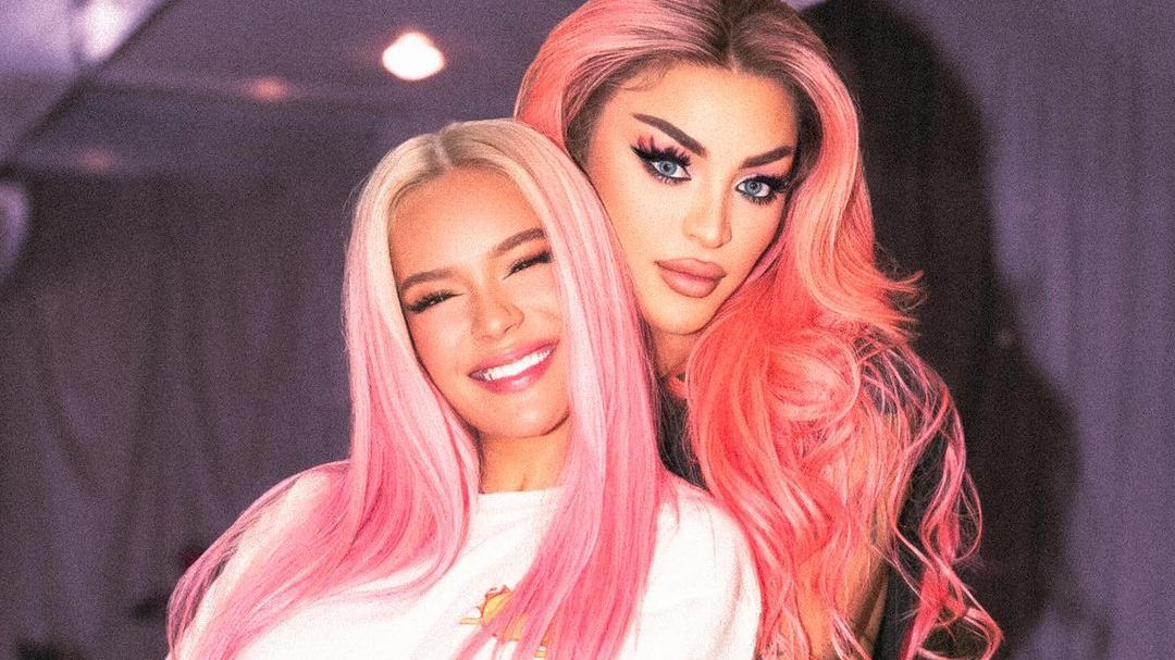 Pabllo Vittar participa de show de Karol G em SP e leva tombo no palco