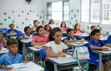 Alunos e servidores da rede municipal de ensino comemoram o Dia da Escola