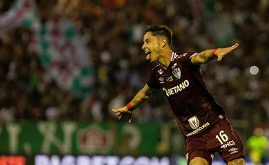 Flu arranca vitória contra o Fortaleza e cola no G4 do Brasileirão