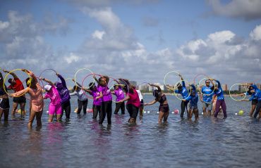 Prefeitura inova e leva Hidrodança para dentro do mar da Ponta Verde