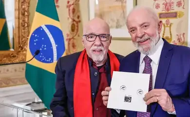 Lula lança selo dos Correios em celebração a obra de Paulo Coelho
