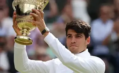 Alcaraz domina Djokovic e conquista seu segundo título em Wimbledon